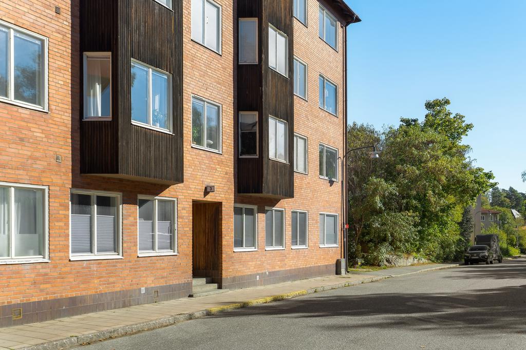Fasad och entré på Vasavägen 3 i Lidingö