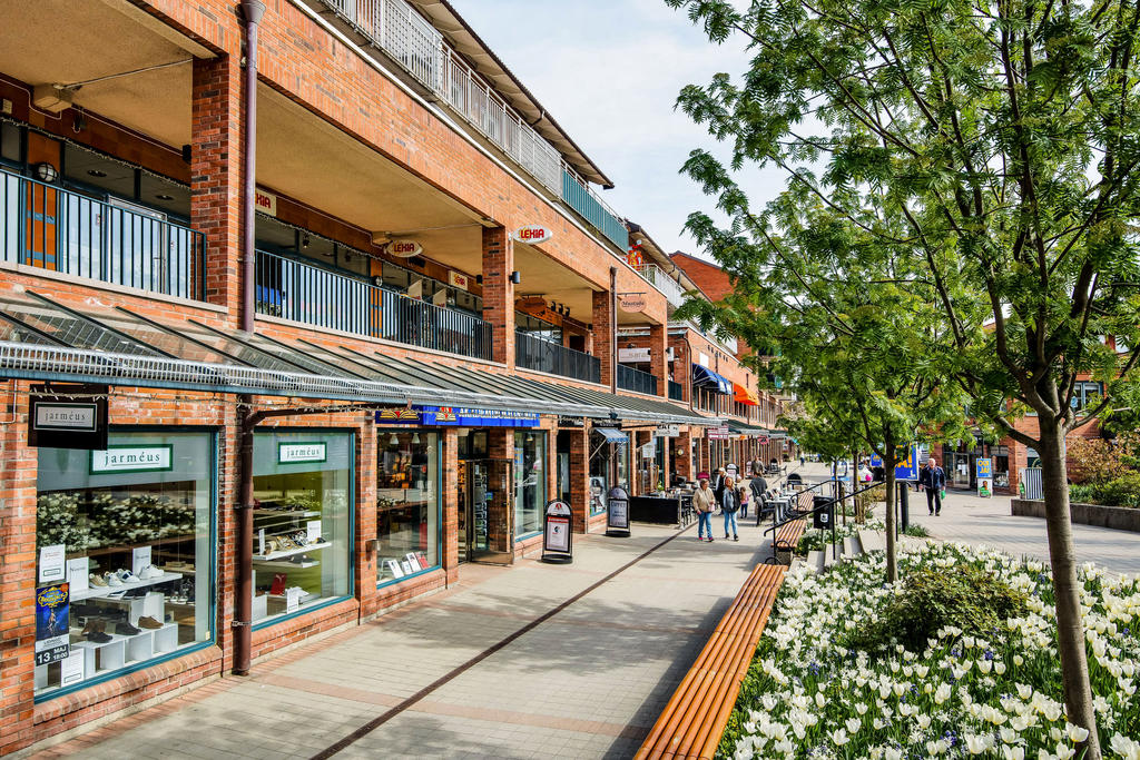 Lidingö Centrum  med sin småstadscharm och många bra butiker på mycket bekvämt gångavstånd