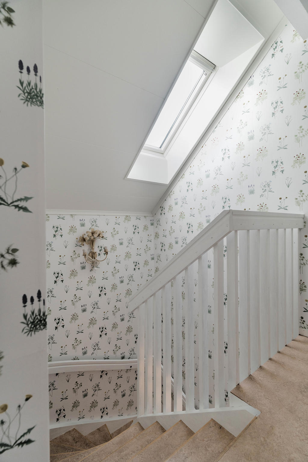 Hall övre plan som leder ner till entré/hallen