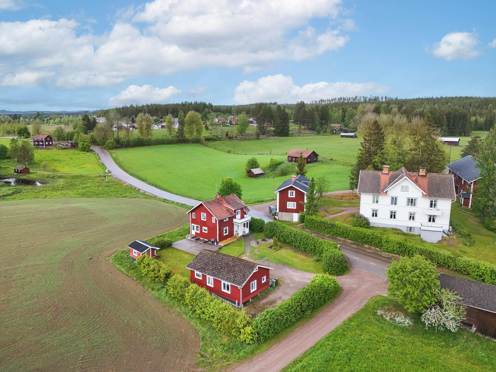 Tomten är belägen precis längs Rotebergsvägen. 