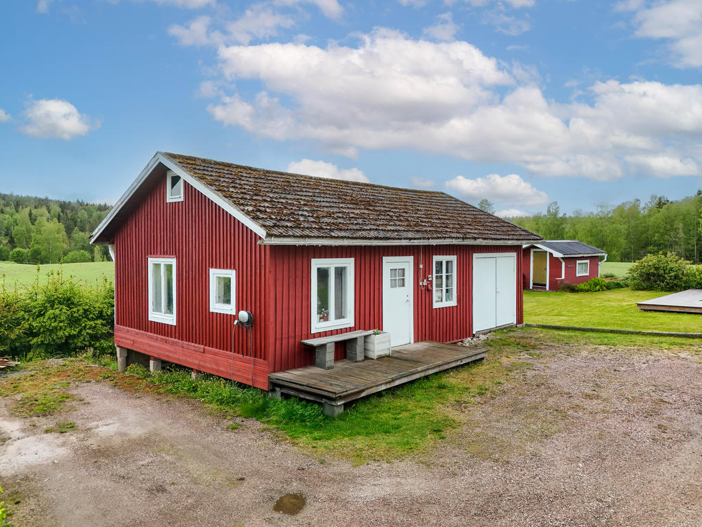 Uthus med varmbonade rum i halva och enklare garage i andra halvan. 