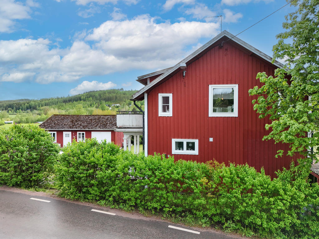 Vy från Rotebergsvägen och fasaden i norr. 