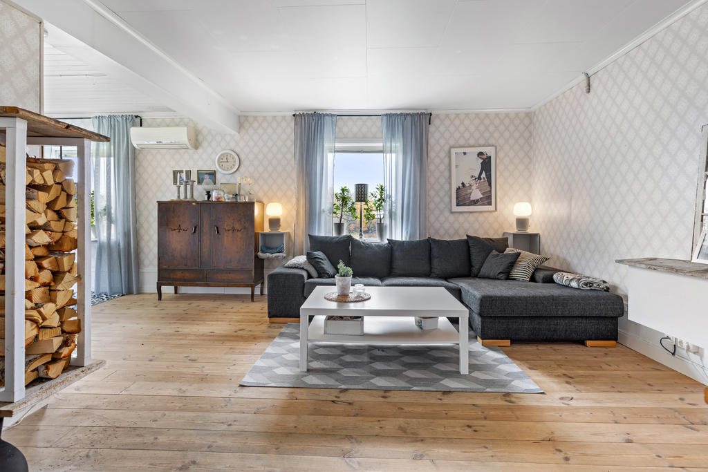Vardagsrum med öppen planlösning till matplats och kök. 