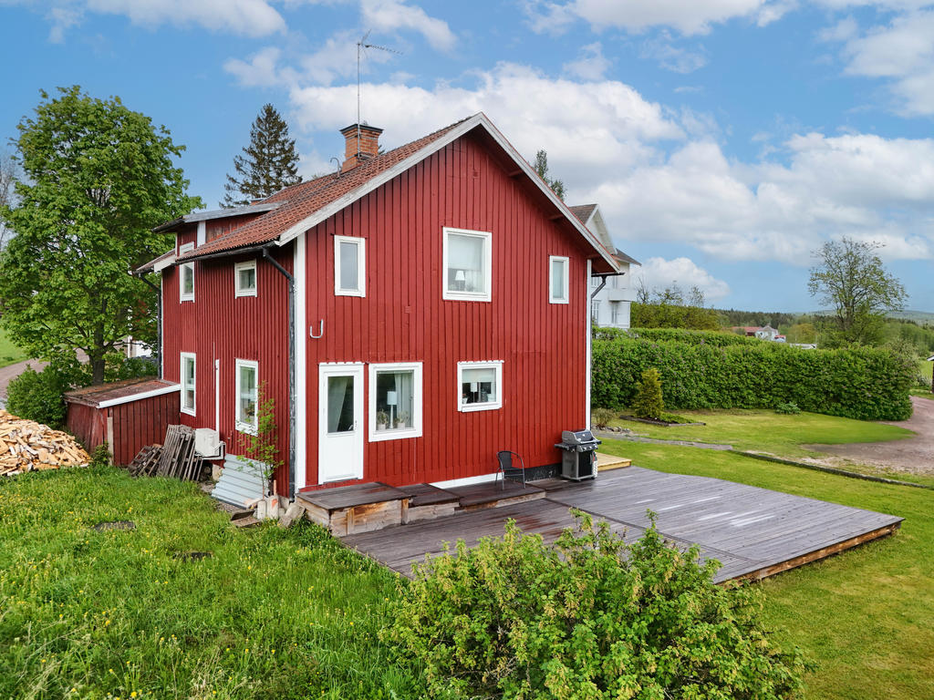 Stort trädäck i söderläge med utgång från matplats i kök. 