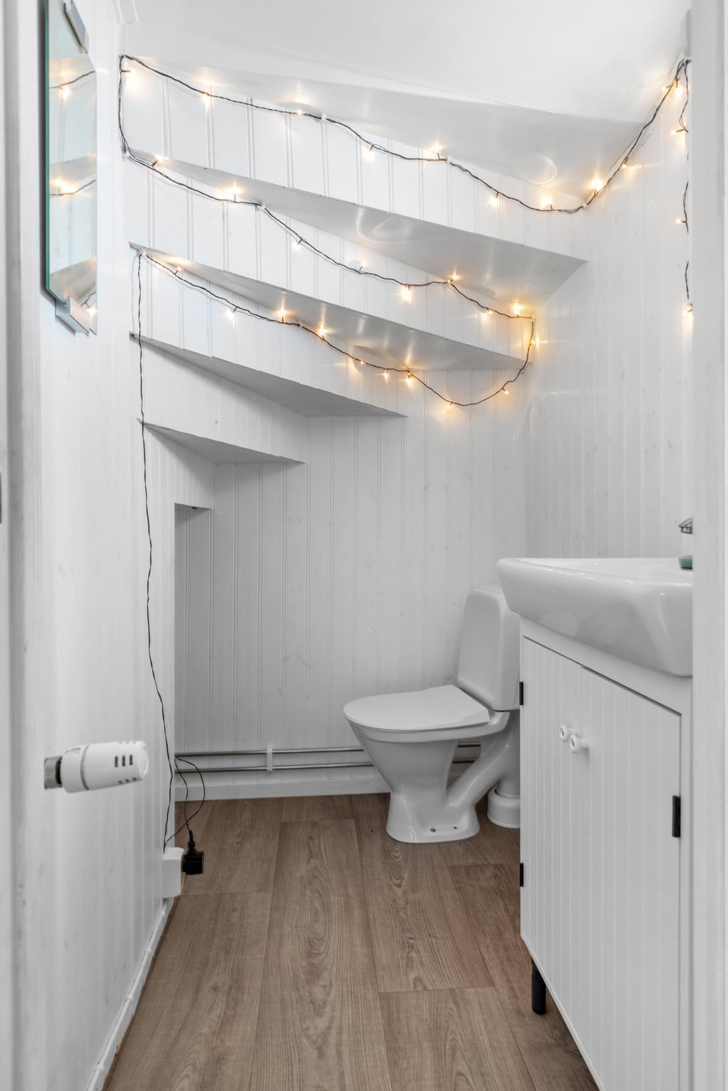 Nyrenoverat toalettrum beläget under trapp på entréplan. 