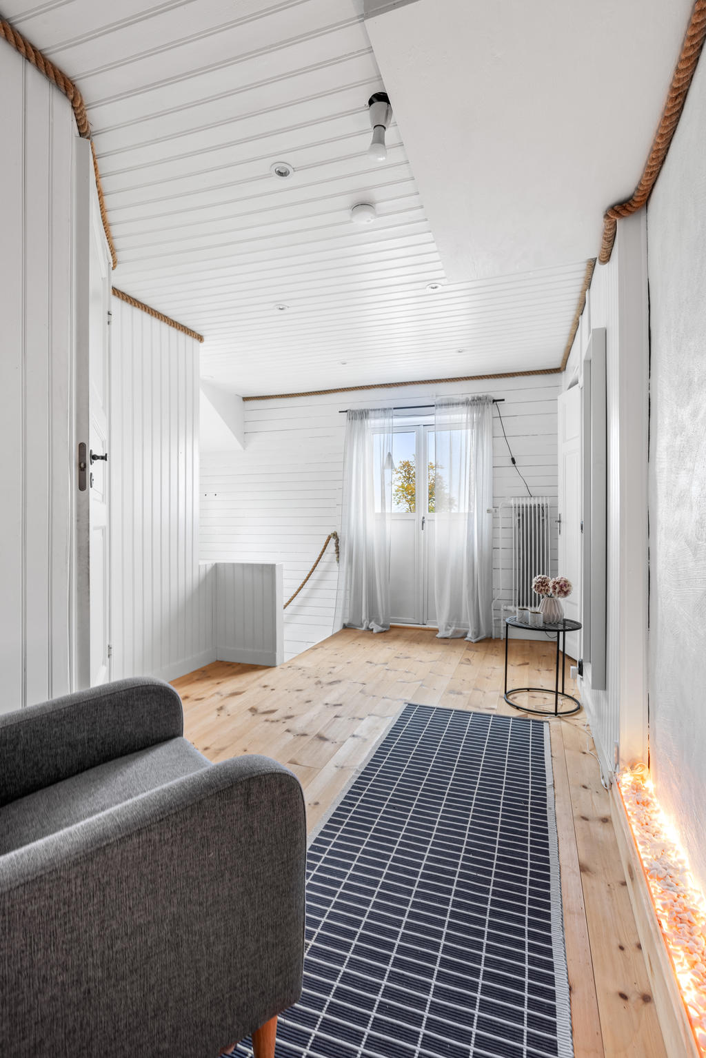 Vy igenom övervåningen. 