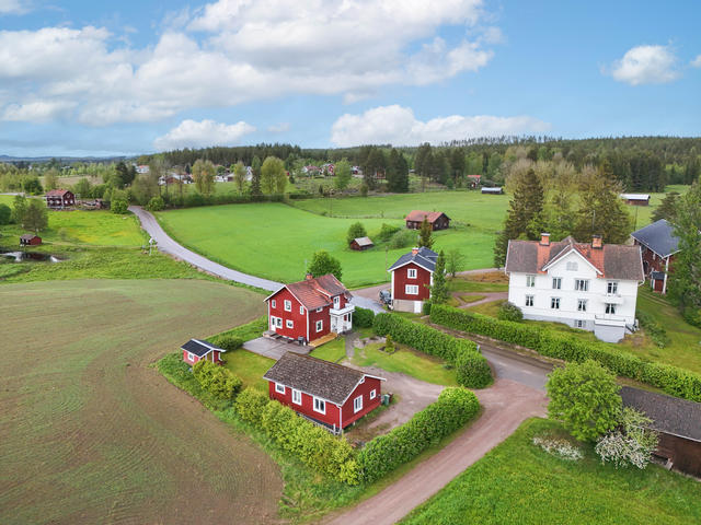 Tomten är belägen precis längs Rotebergsvägen. 