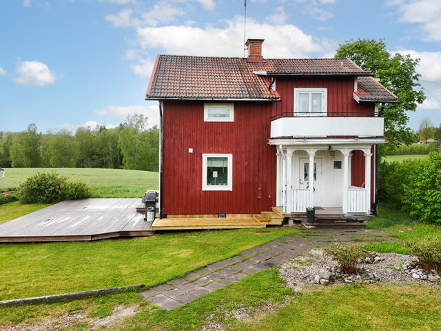 Fasad i öster med entré och trätrall.