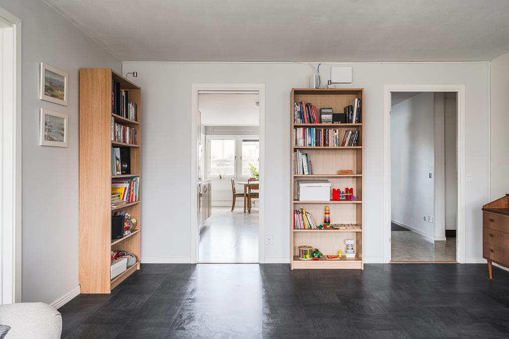 Vardagsrum mot kök och entréhall