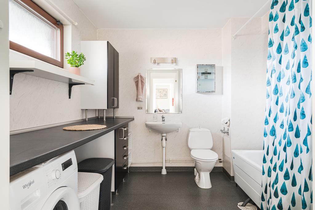 Badrum med möjlighet till tvätthantering