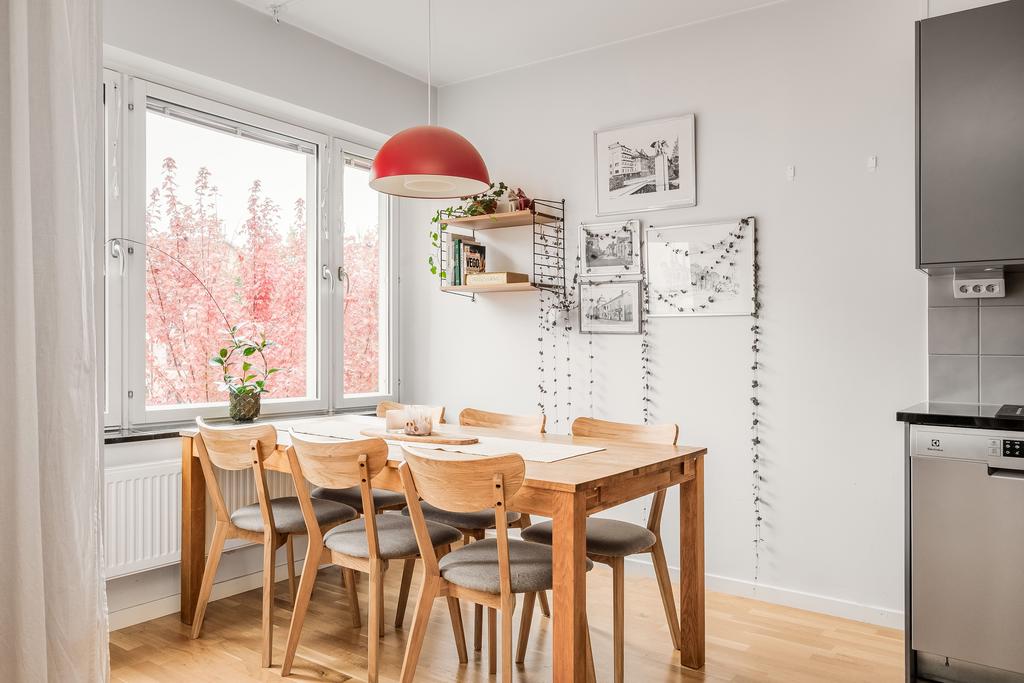 Matplats vid fönsterparti