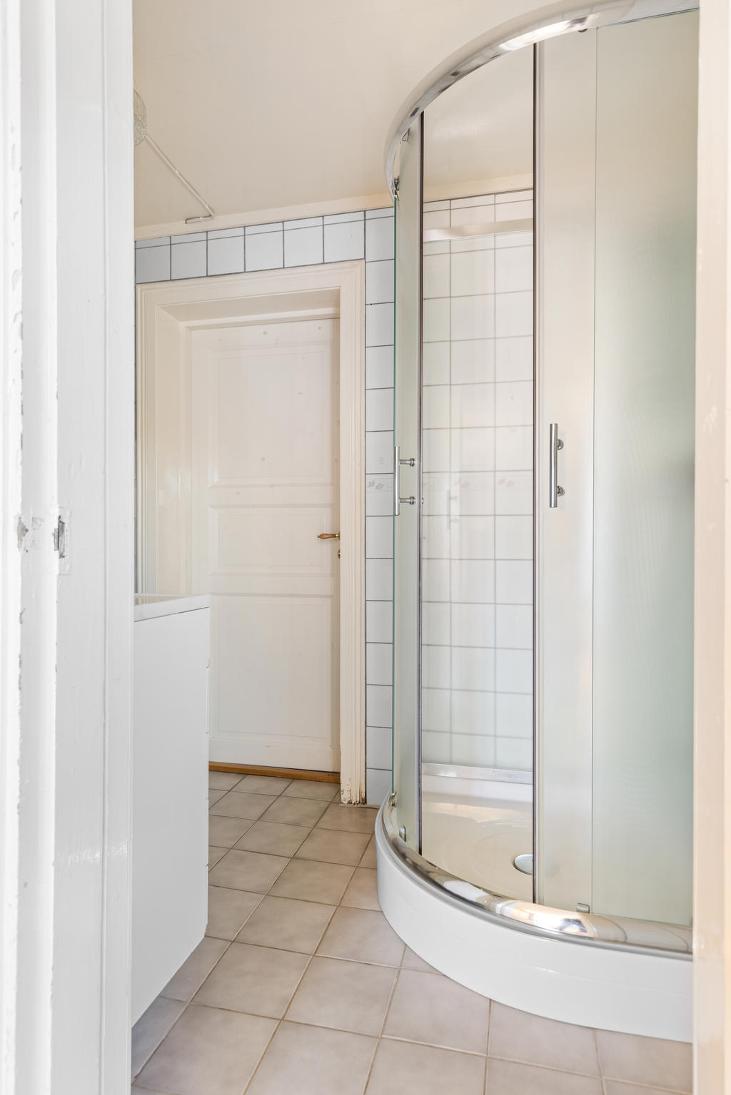 ÖV: Helkaklat duschrum med duschkabin, wc och handfat
