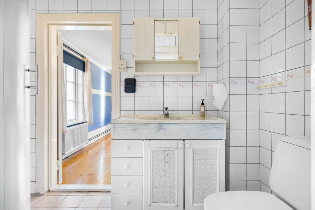 ÖV: Duschrum med wc och handfat