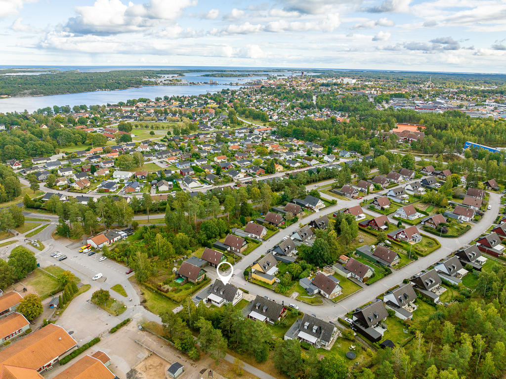 Här bor du i familjevänliga kvarter med närhet till både för- och grundskola, skogsområden, motionsspår, pulkabackar och till centrum med allt vad Västerviks stad har att erbjuda har du endast cirka 2,7 kilometer