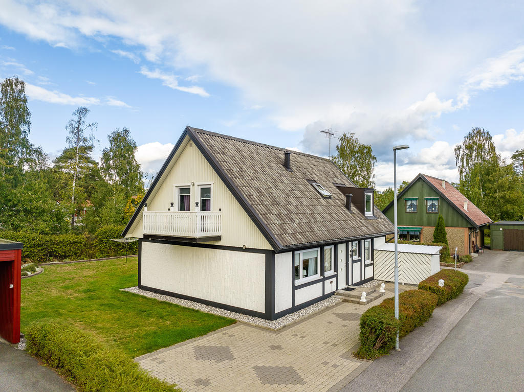 Fastigheten inrymmer isolerat förråd med hobbyrumsdel, biluppställningsplats och cykelförråd