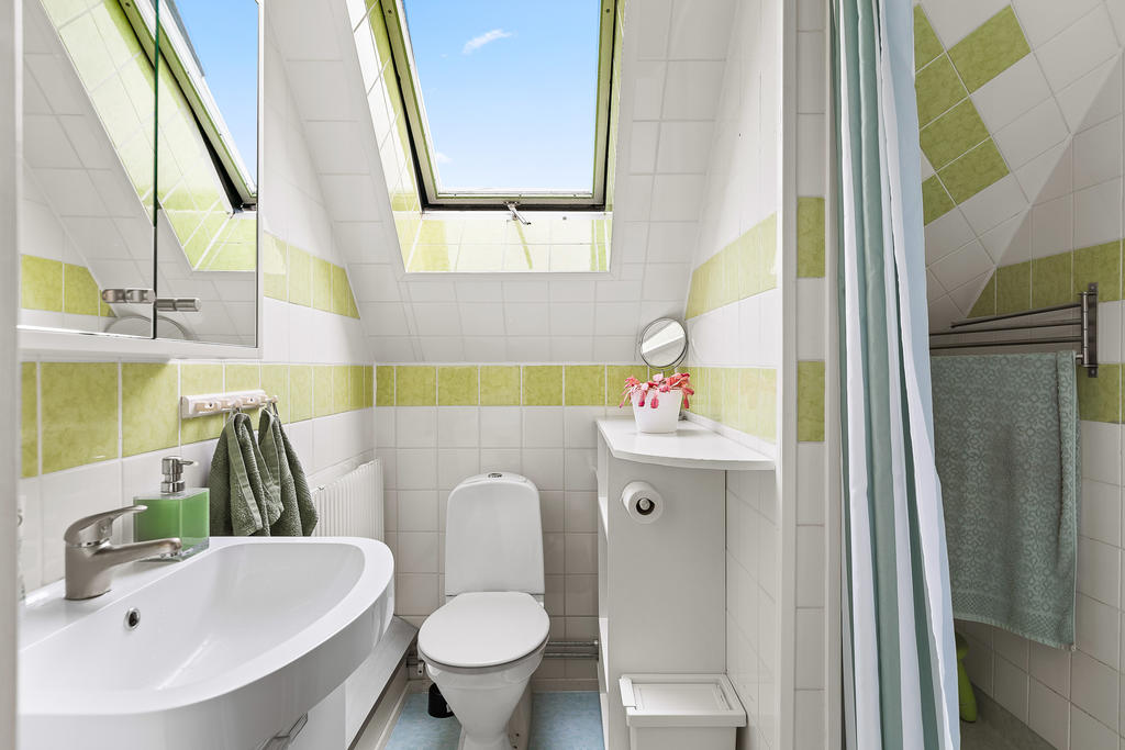 Badrummet är utrustat med wc, kommod, spegelskåp, förvaringsdel samt duschplats
