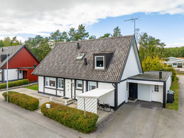 I familjevänligt område på Sillgatan finns nu tillfälle att förvärva denna 1,5 plansvilla