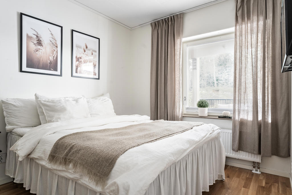 Stort sovrum med plats för dubbelsäng och garderober
