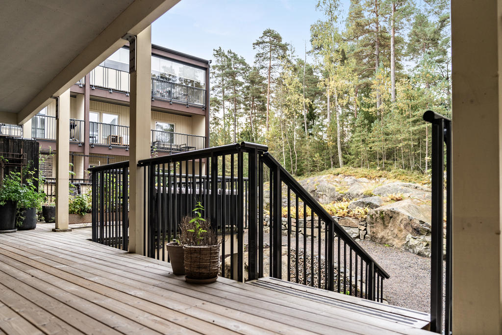 Uteplats och entré mot den fina gården
