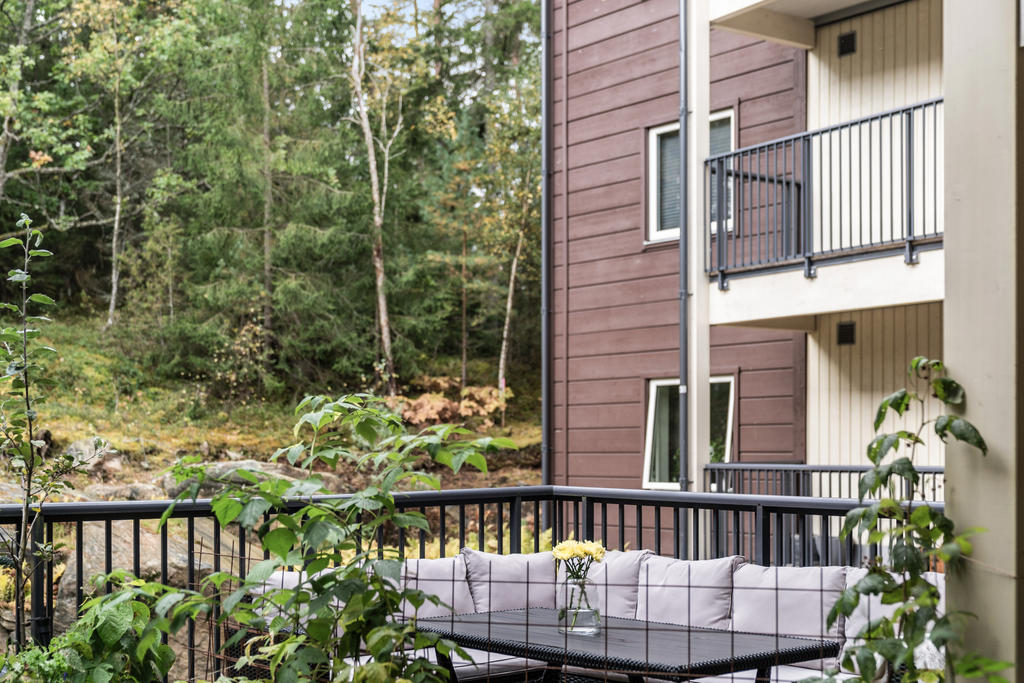 Solig uteplats in mot gården och skogen