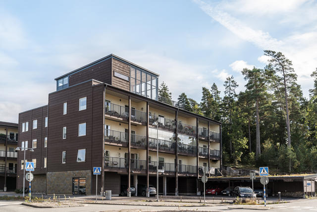 Bostadshuset med det fina inglasade rummet på taket.