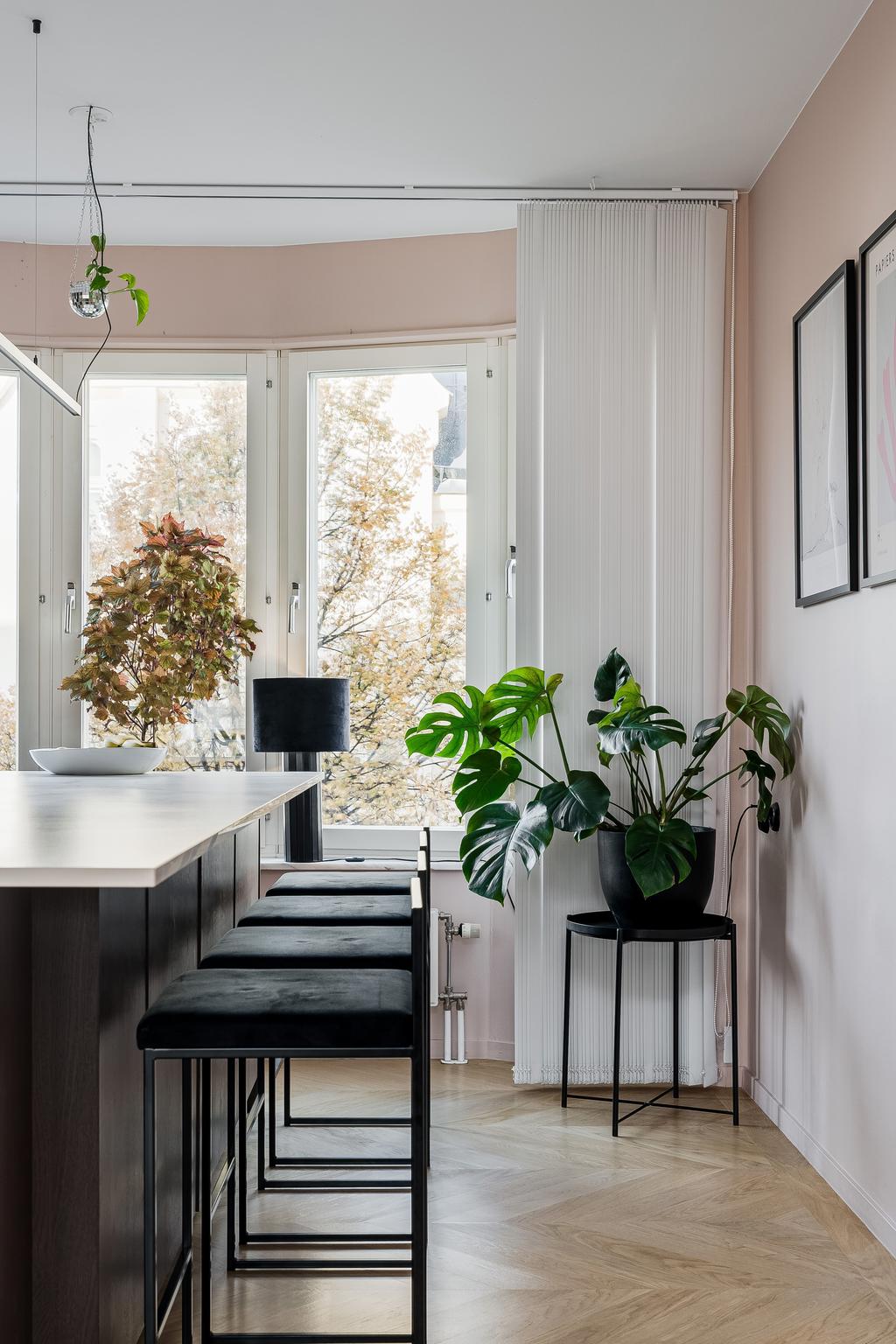 Del av köksö med bardel