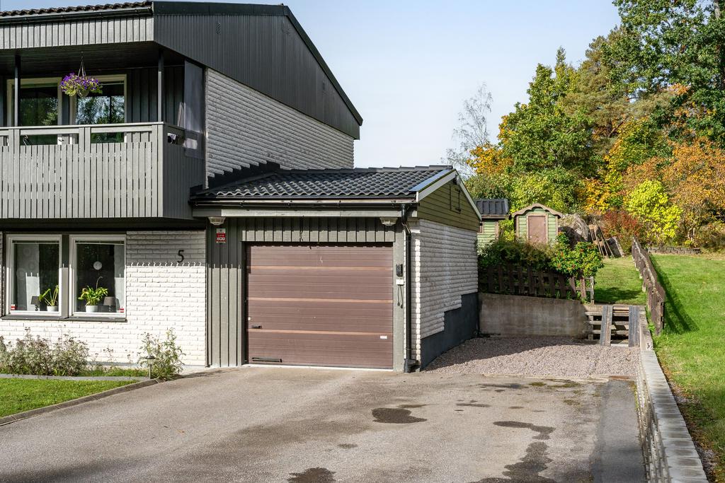 Garage plats för 1 bil, plats för flera fordon på uppfarten