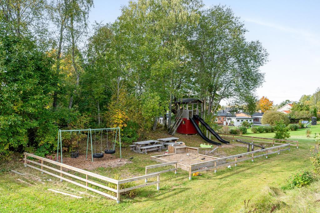 Bakom huset är en genväg till allmänning med lekplats och fotbollsmål.