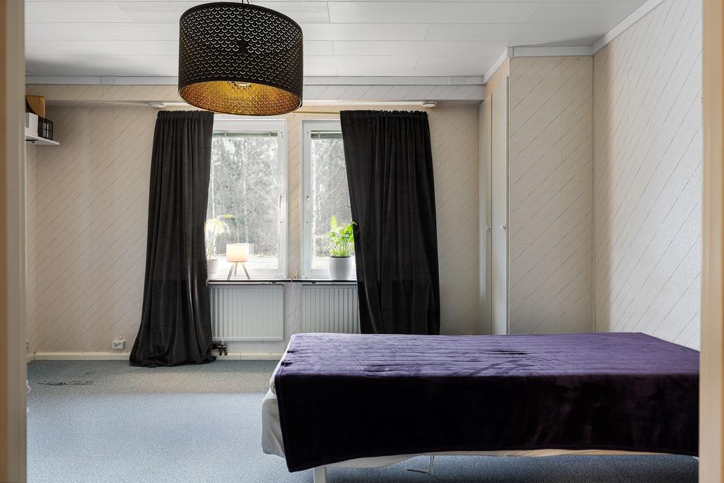 Ett av tre sovrum på entréplan