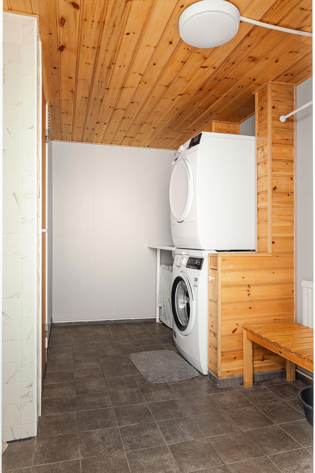 Tvättstuga på entréplan. Dusch till vänster. 