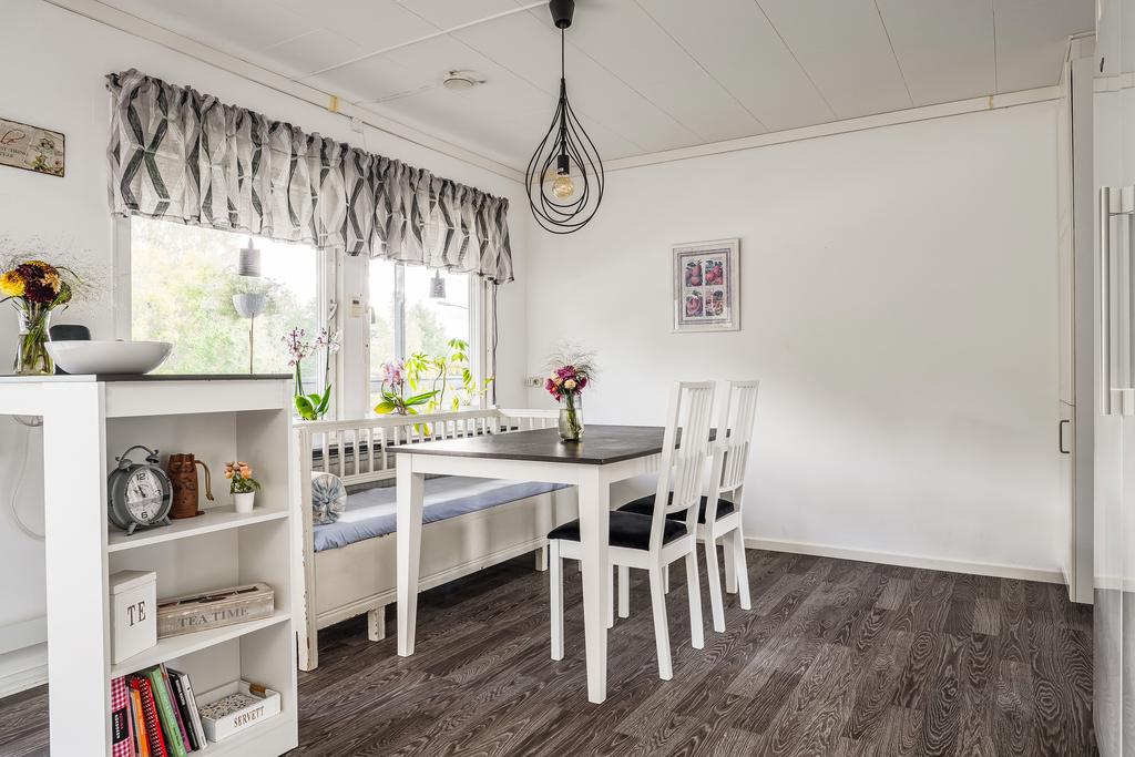 Matplats innanför stora fönster. 