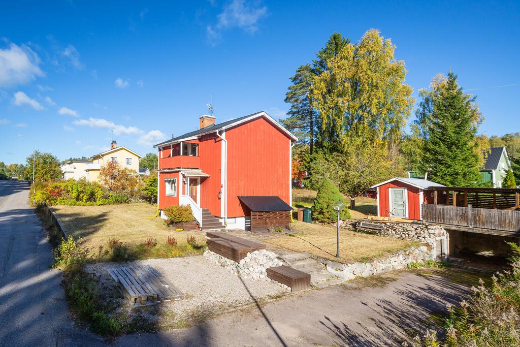 Entré och infart med parkeringsplats