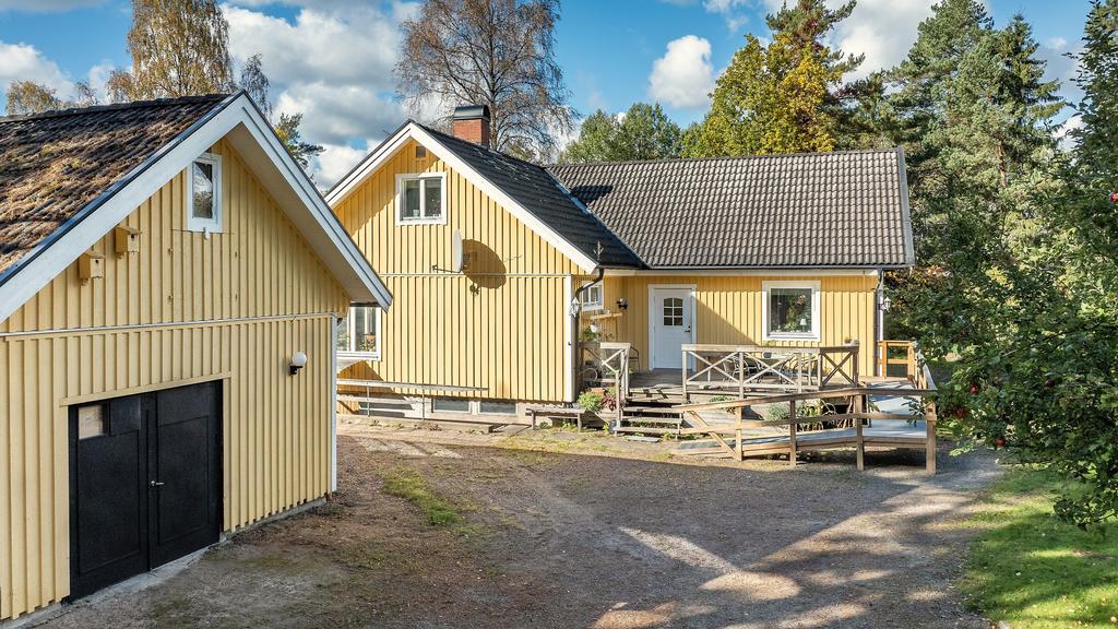 Boningshuset med tillhörande garage