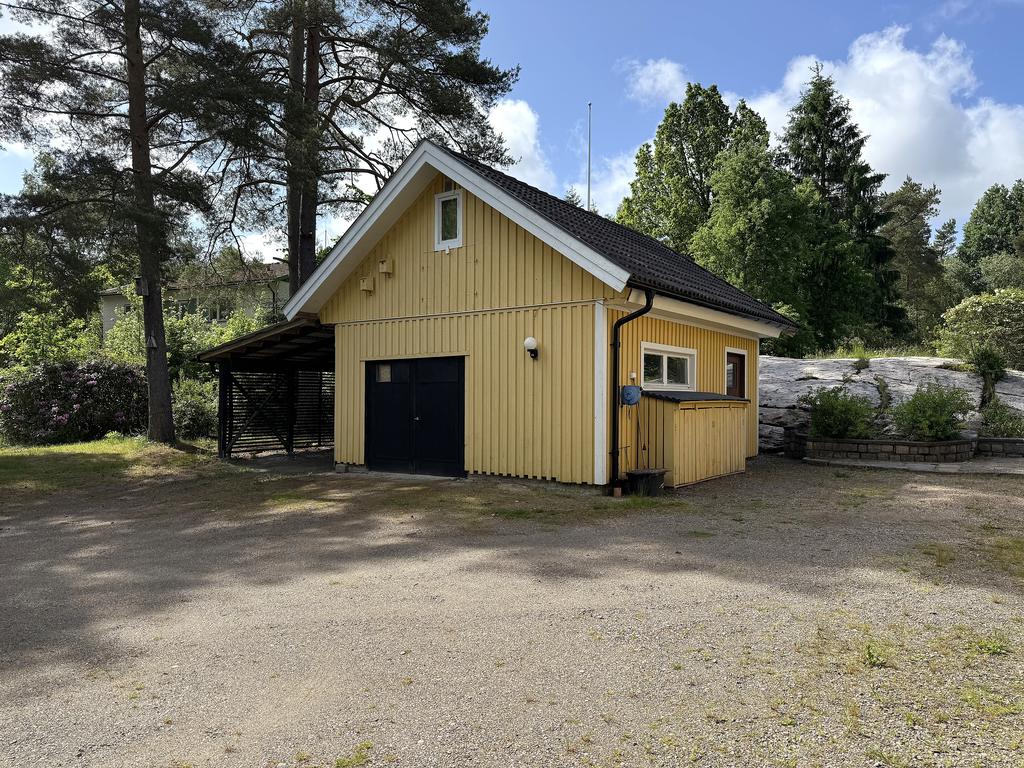 Carport finns vid garaget