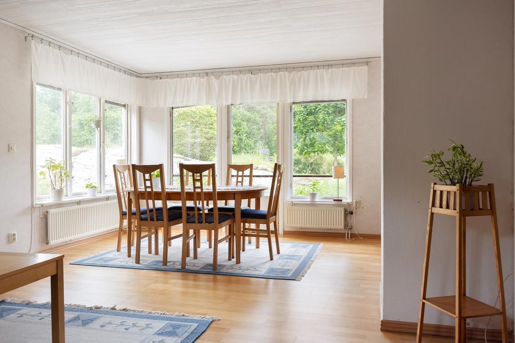 Här får det plats en matsalsgrupp
