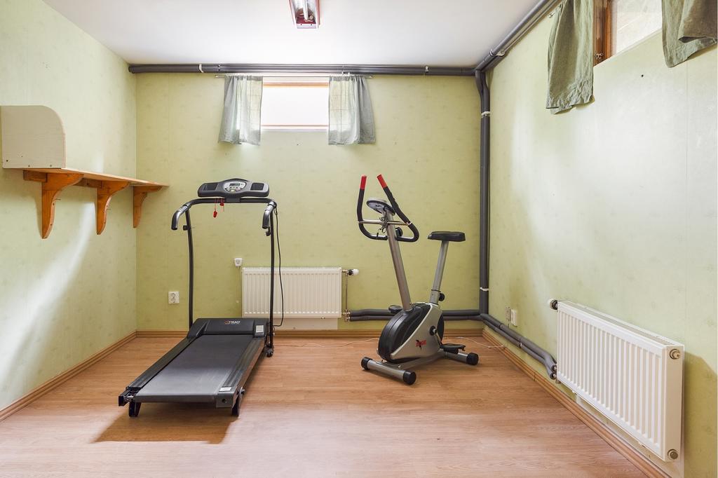 Här finns även ett rum som passar som gym/ kontor/ gästrum