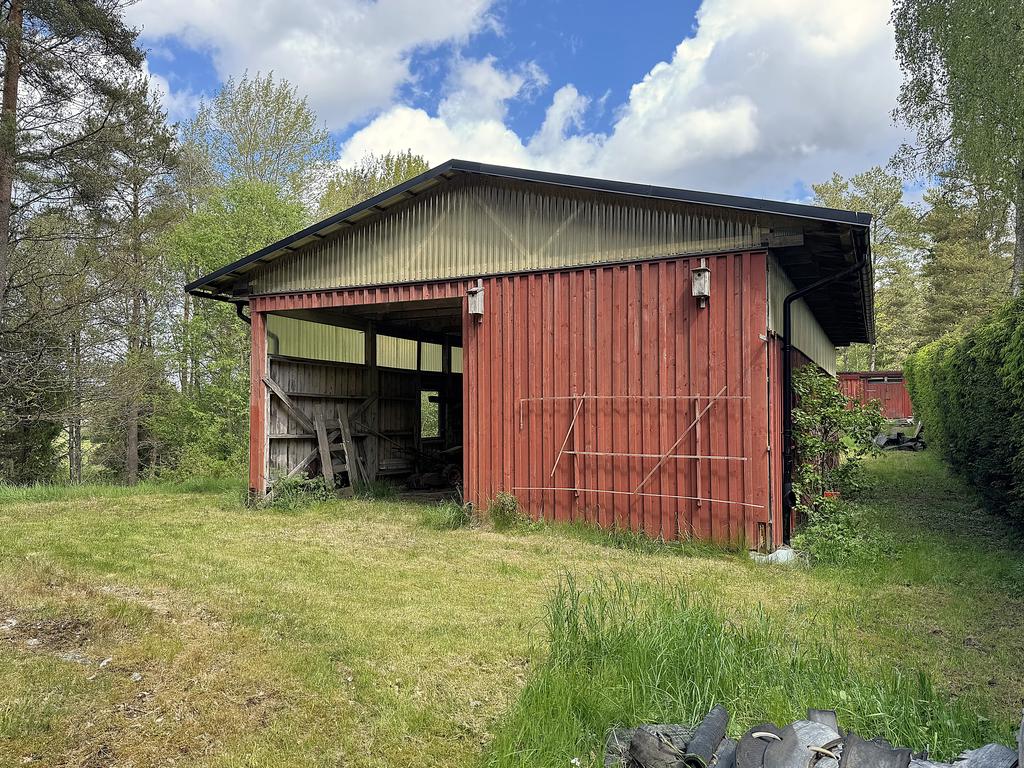 Maskinhall som skulle kunna byggas om till fårstall om man vill