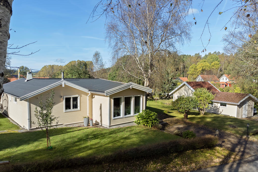 Mellan husen finns stora fina gräsytor och gott om plats för parkering även för husbilen