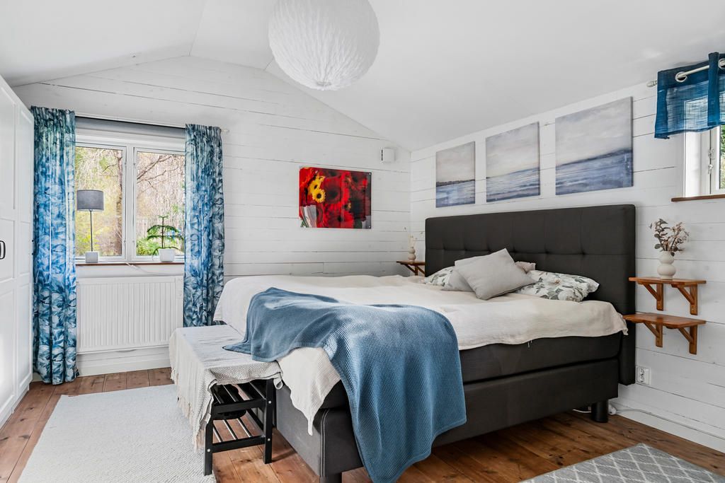Master sovrum med både garderober och mindre klädkammare