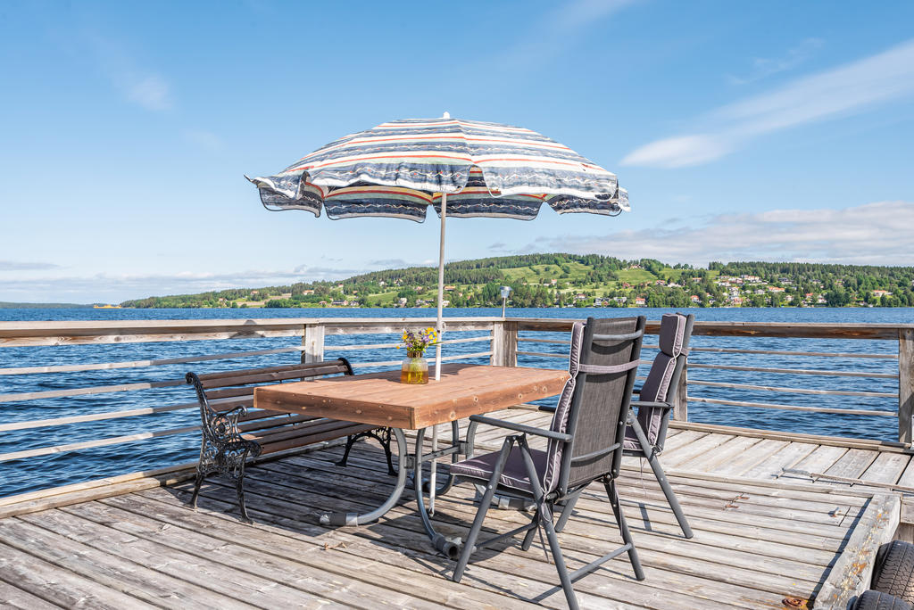 Bryggan har plats för bord och stolar så man kan njuta av en fika mellan doppen!