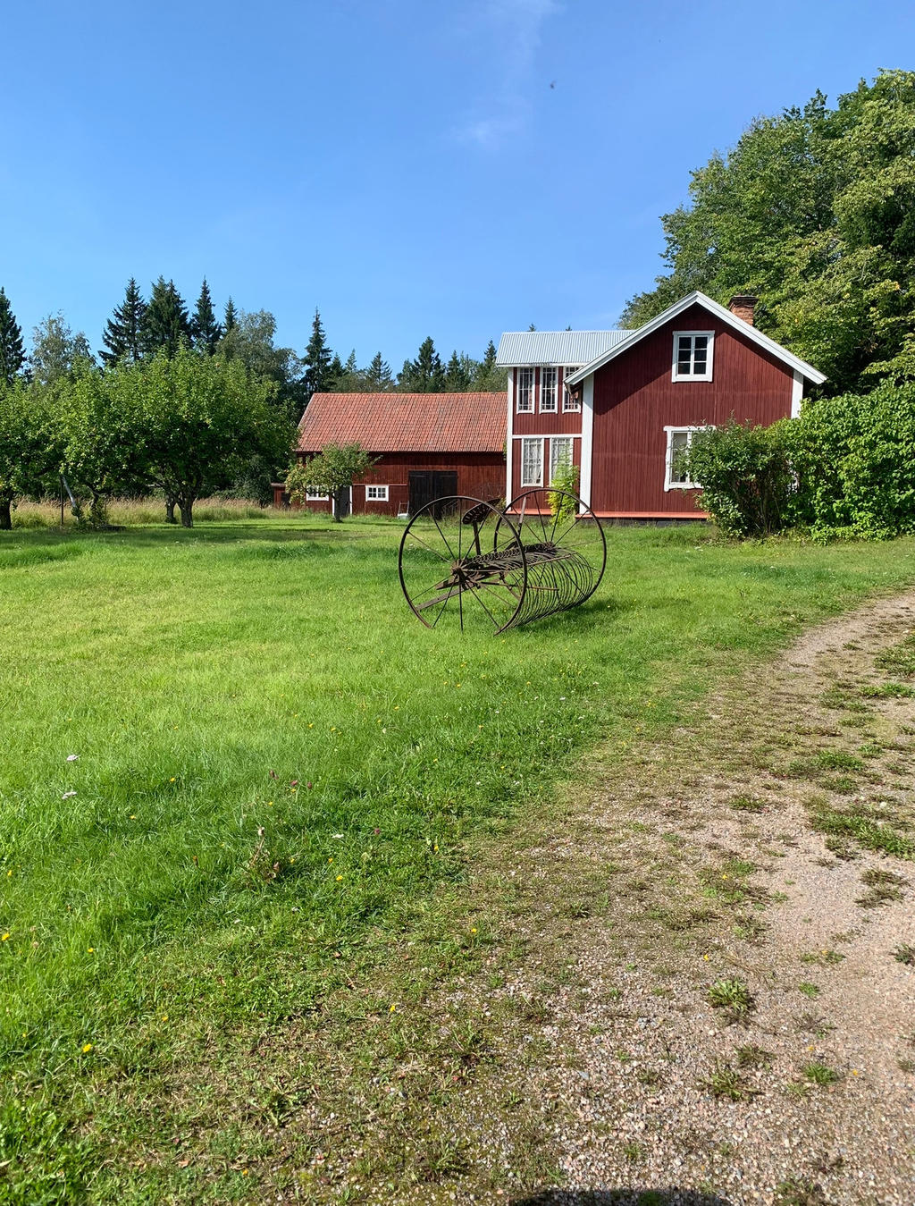 Säljarens egna sommarbild över mangårdsbyggnaden och ekonomibyggnaden/ladugården