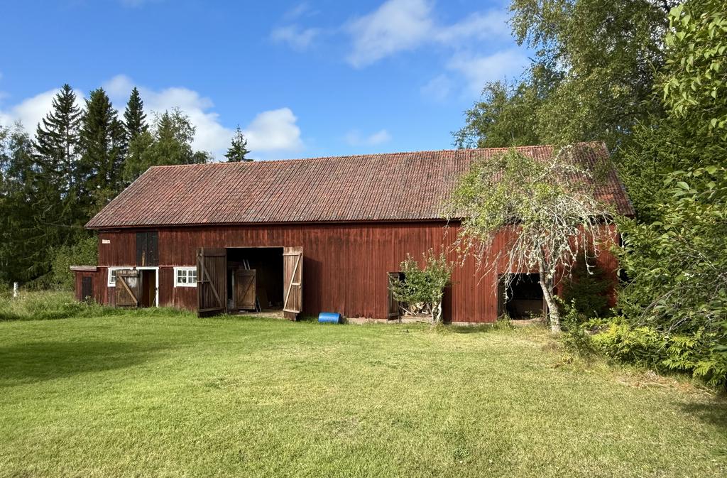 Stor och rymlig ekonomibyggnad/ladugård