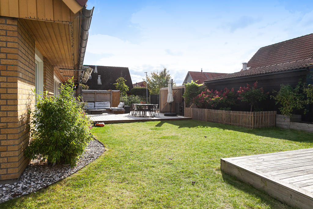 Många uteplatser i allt från skugga till sol, hela dagen runt!