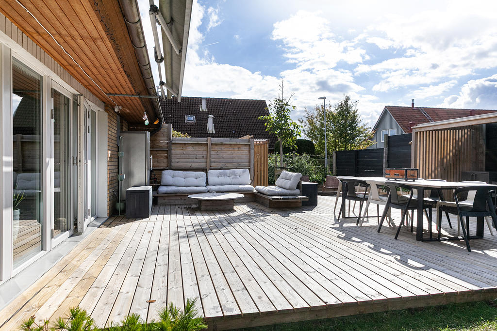 Härligt trädäck med plats för utekök, matbord och lounge, med fin eftermiddags- och kvällssol!