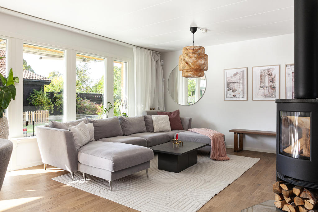 Allrumsdel med kamin och trädgårdsaccess