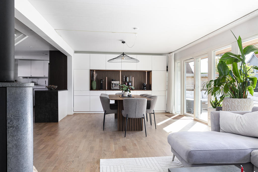 Öppet mot kök och matplats