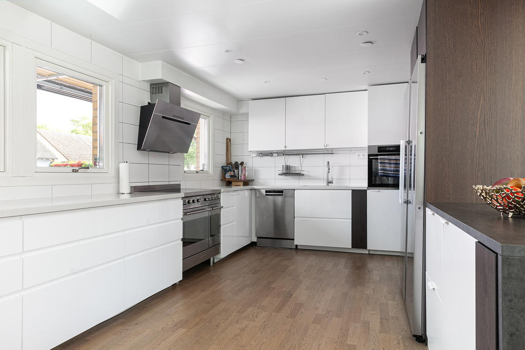 Rikligt med arbetsytor och mycket ljusinsläpp, här lagas det mycket mat!