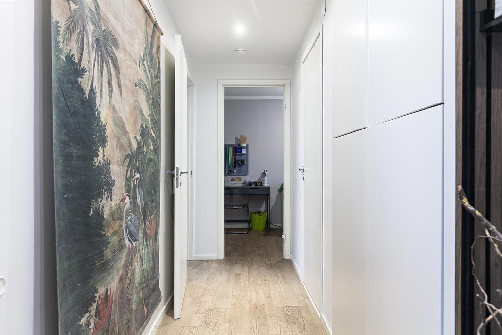 Hall med praktisk förvaring innan badrum och sovrumsmiljö