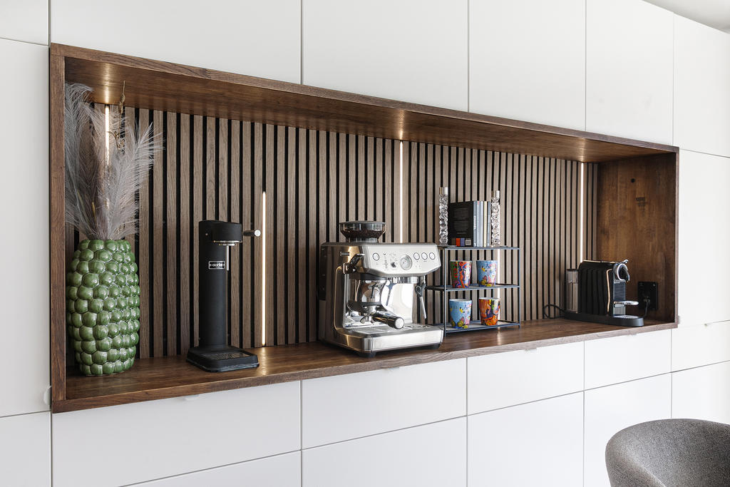 Skåp- och förvaingsvägg med inbyggd belyst kaffebar!