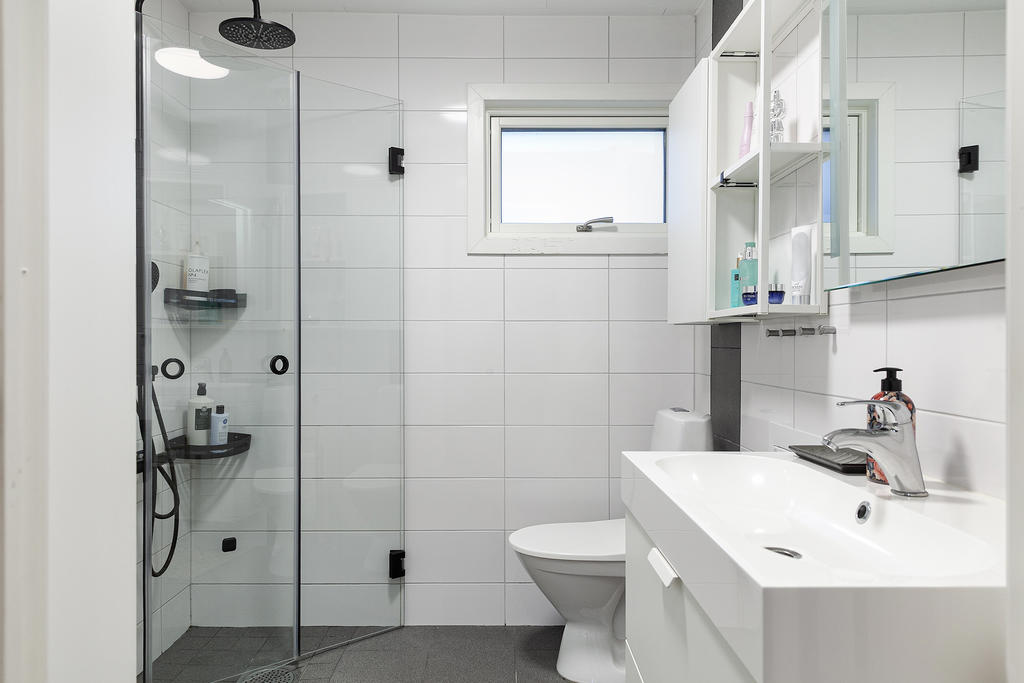 Helkaklat duschrum i modern touch